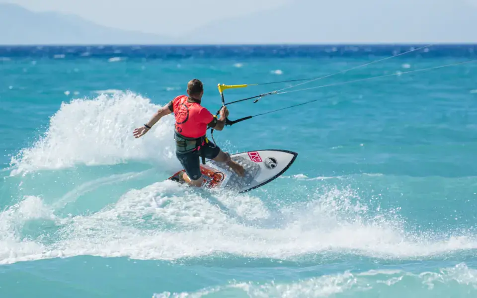 Kitesurfeur dans l'eau turquoise