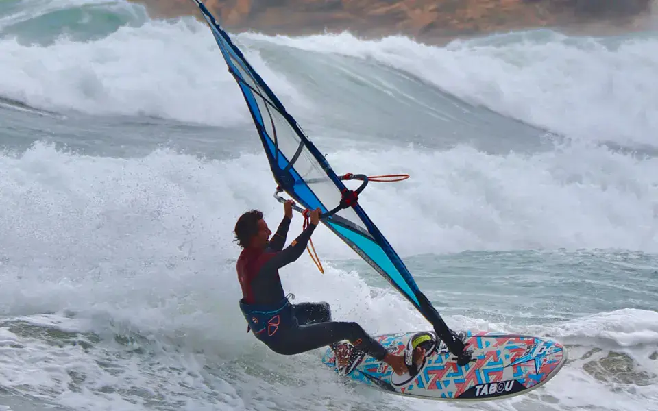 Windsurfeur dans les vagues