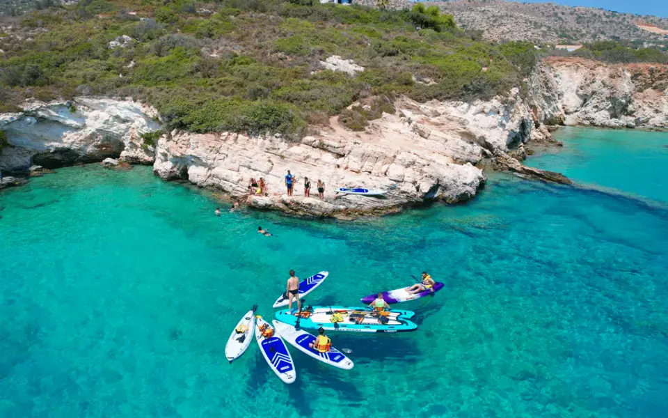 Groupe de paddles dans une crique aux eaux turquoise
