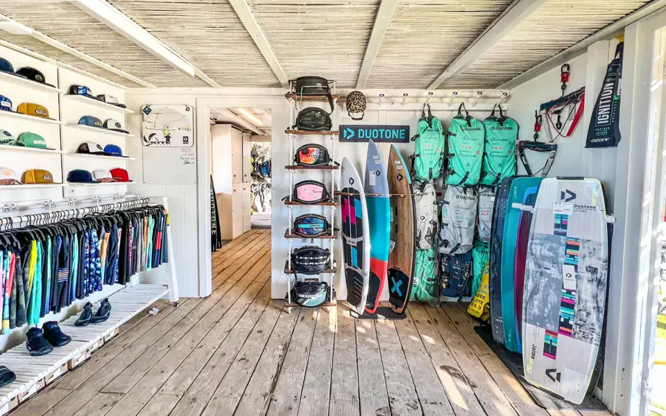 Boutique du centre, textile et accessoires sur des étagères