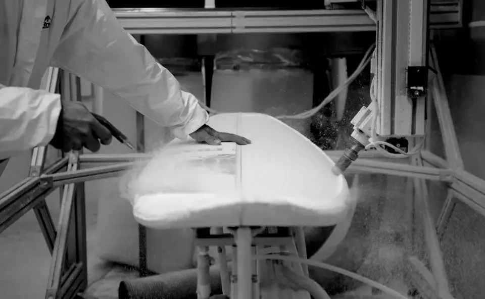 Travail de shape d'une planche de surf à l'atelier