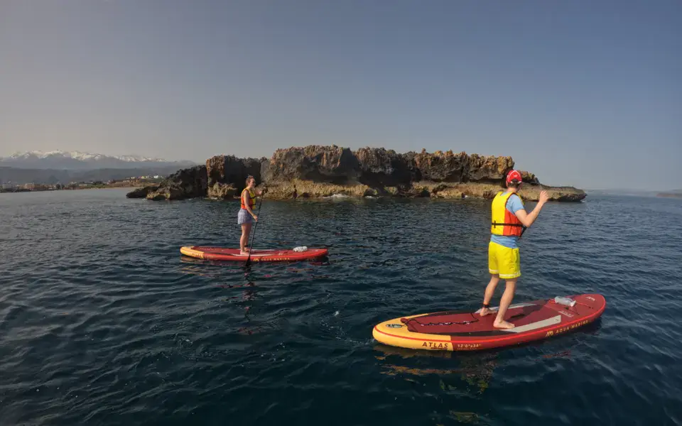 Sortie en stand up paddle près d'un îlot rocheux