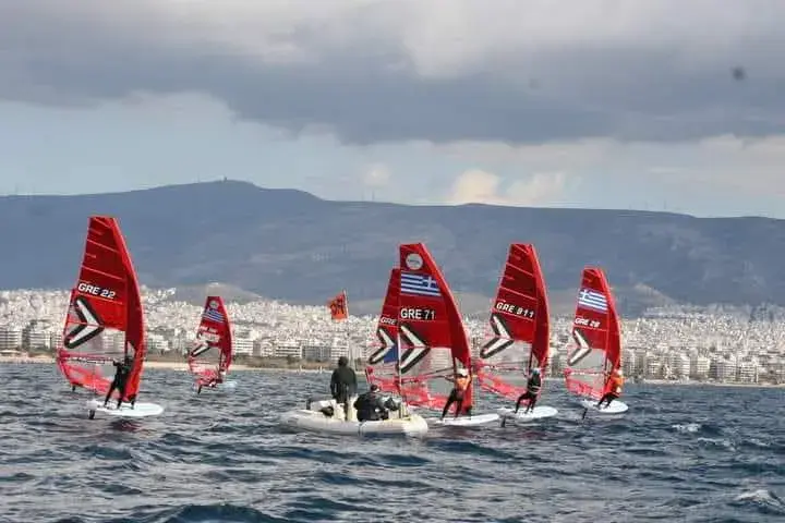 Groupe de planches à voile en entraînement