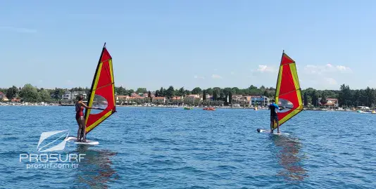 Planches à voile d'initiation sur l'eau
