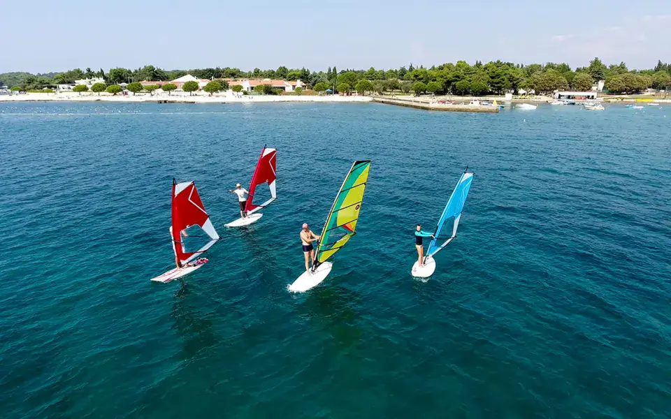 Windsurfeurs vus du ciel dans la baie