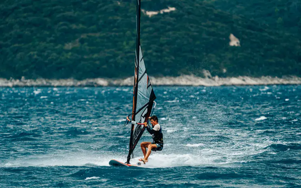 Planchiste en action devant la côte