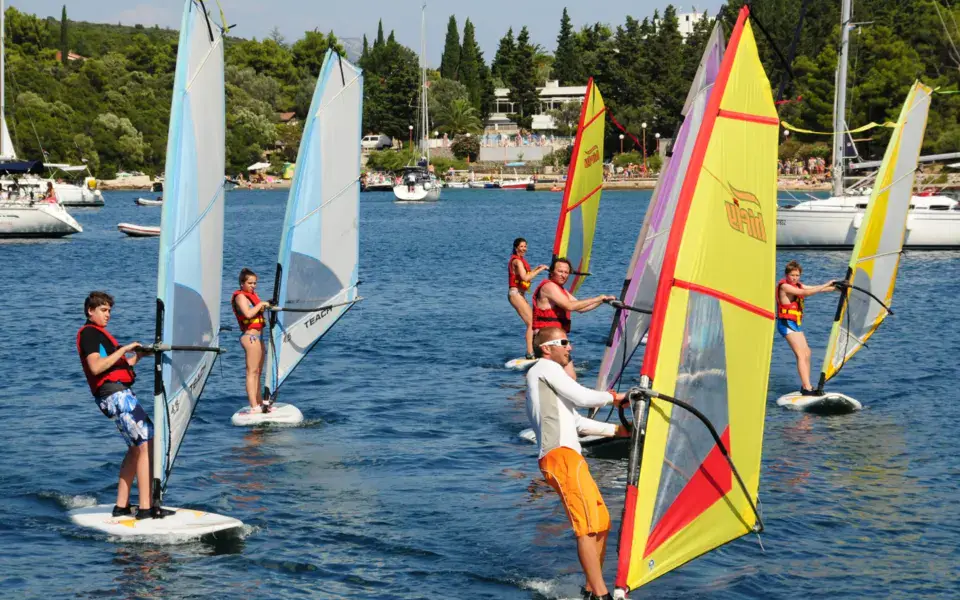 Groupe de cours de windsurf sur la baie
