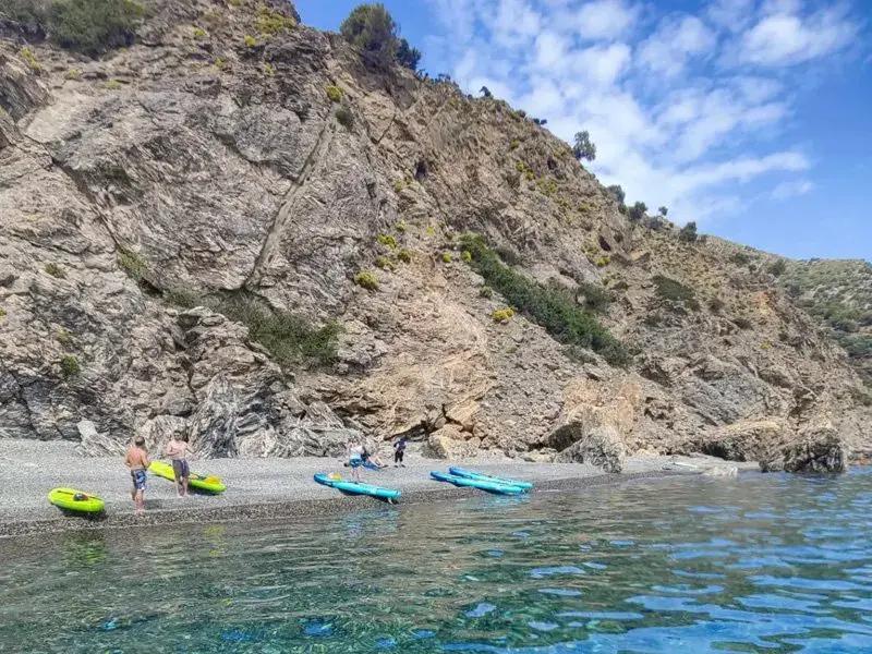 Stand up paddle au pied d'une falaise