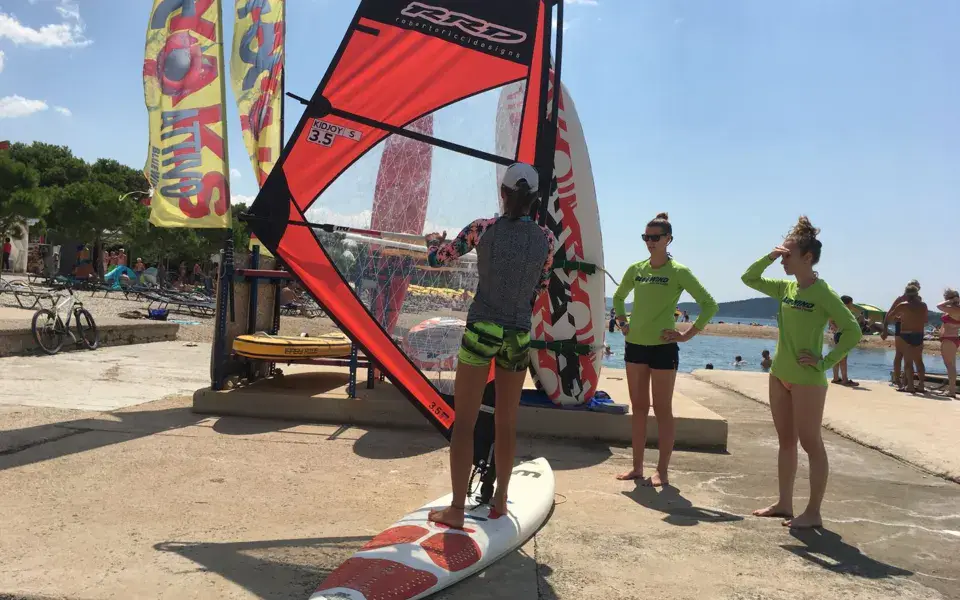 Initiation au windsurf sur la plage avec une voile RRD