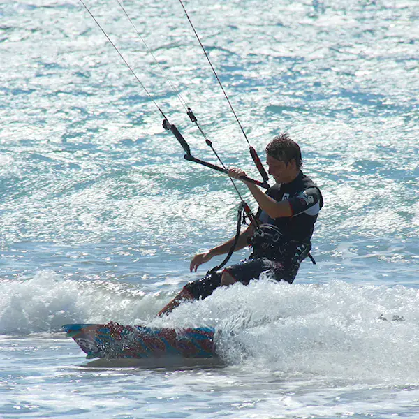 Kitesurfeur en navigation