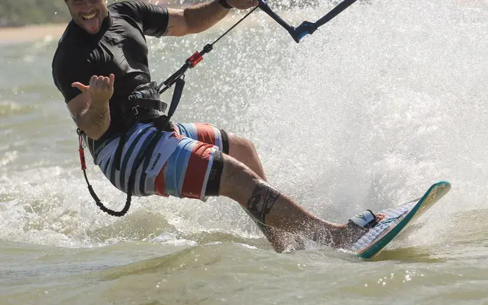 Kitesurfeur en navigation