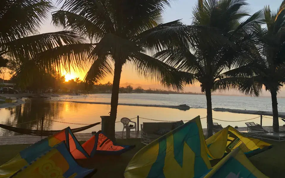 Kites au coucher du soleil devant la lagune