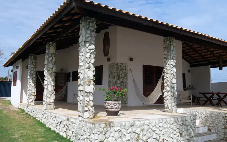Façade de la maison avec hamacs sur la terrasse