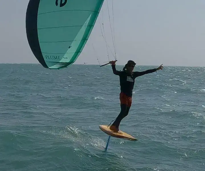 Pratiquant de wingfoil sur son foil