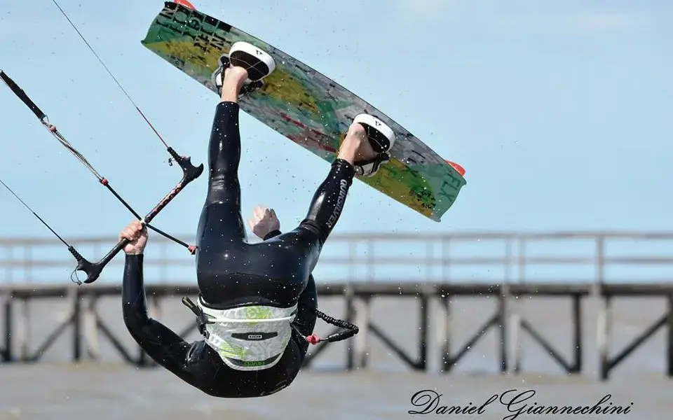 Kitesurfeur en saut près de la jetée