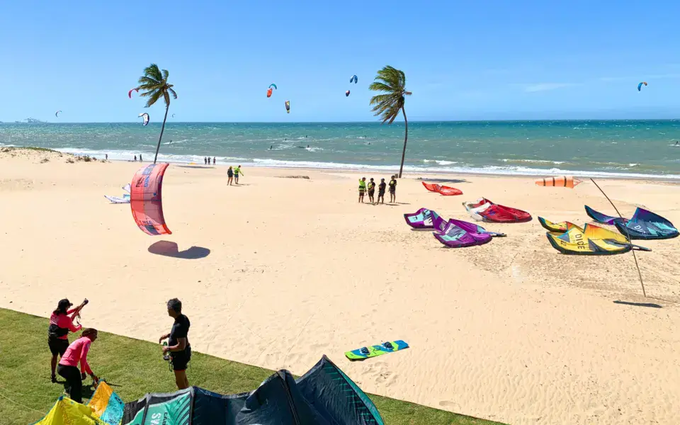Plage de Cumbuco avec kites déployés devant le centre
