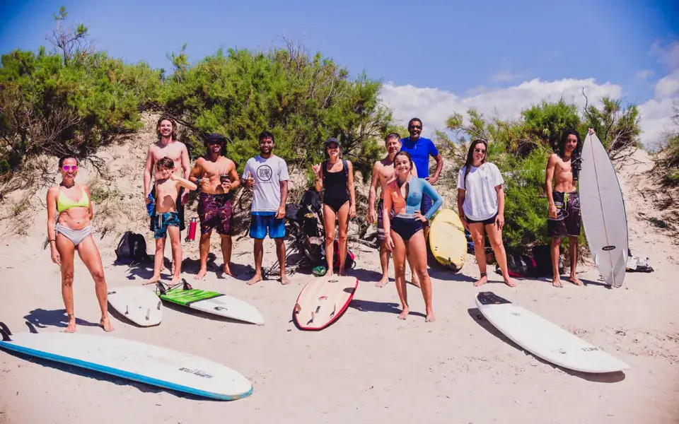 Groupe de surfeurs sur la plage avec des planches