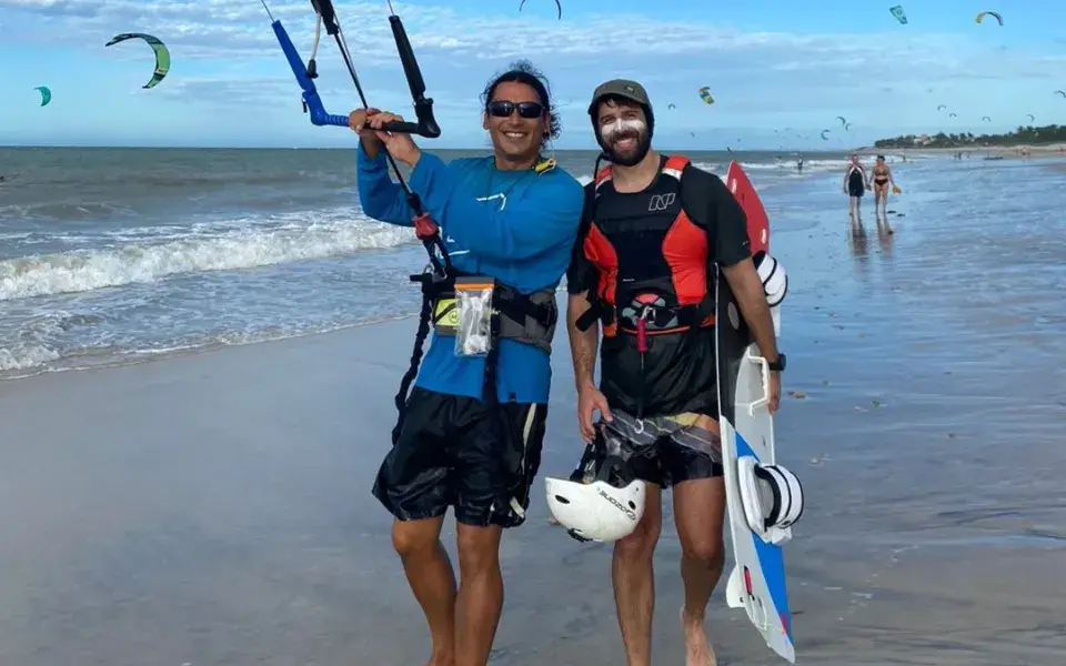 Deux kitesurfeurs sur la plage, kites dans le ciel