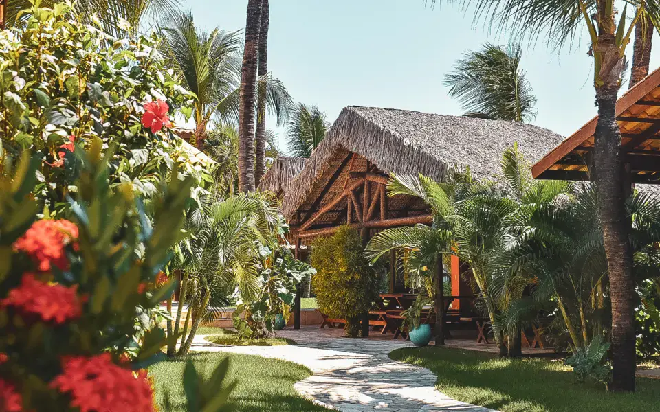 Bungalows à toit de chaume dans le jardin de la pousada