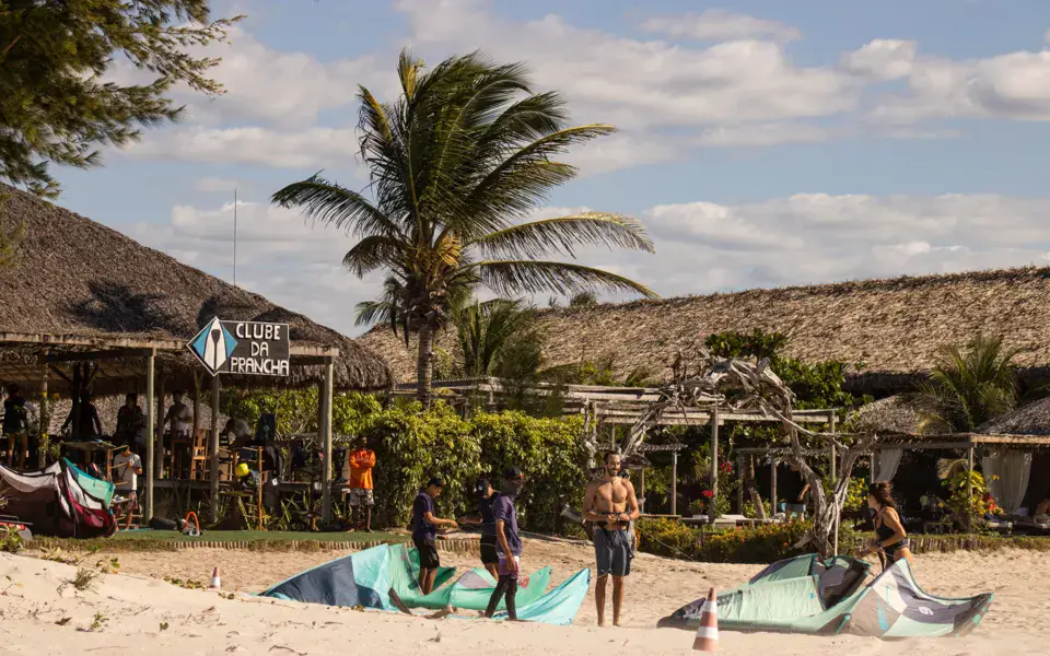 Kites sur la plage devant les paillotes