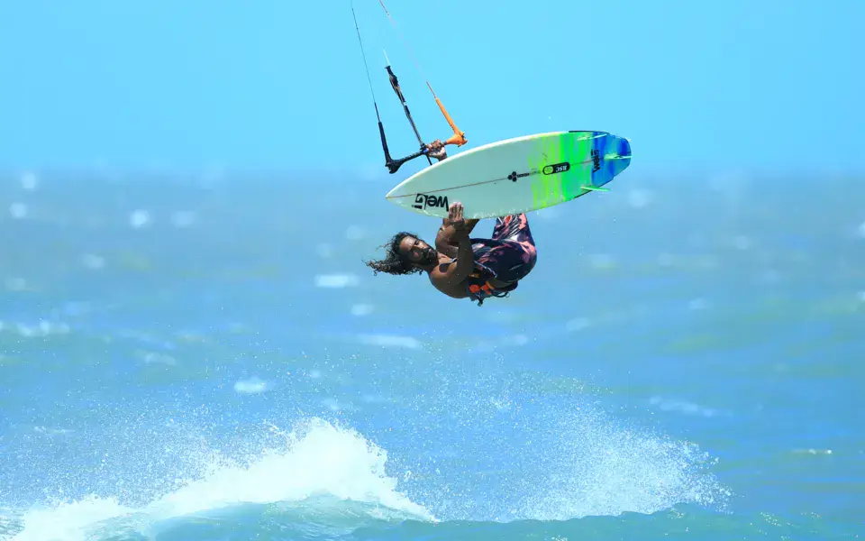 Kitesurfeur en saut sur une mer agitée