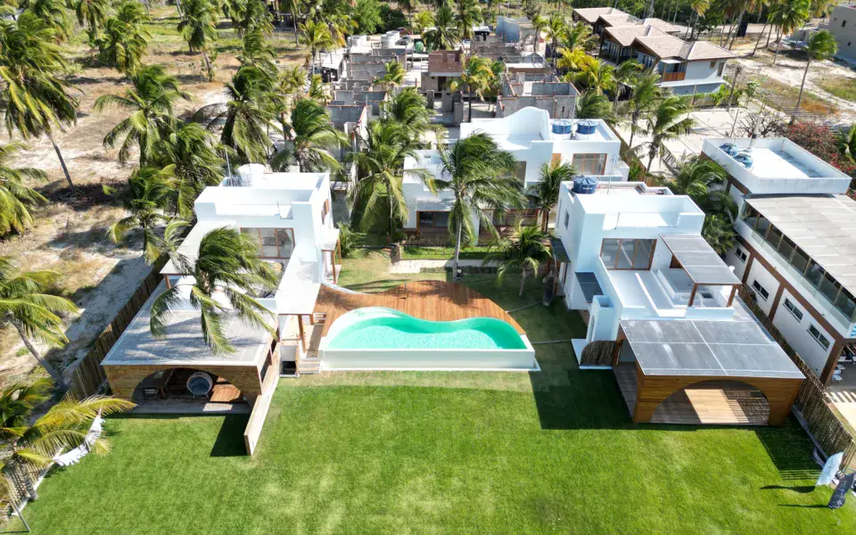 Vue aérienne des villas blanches avec piscine