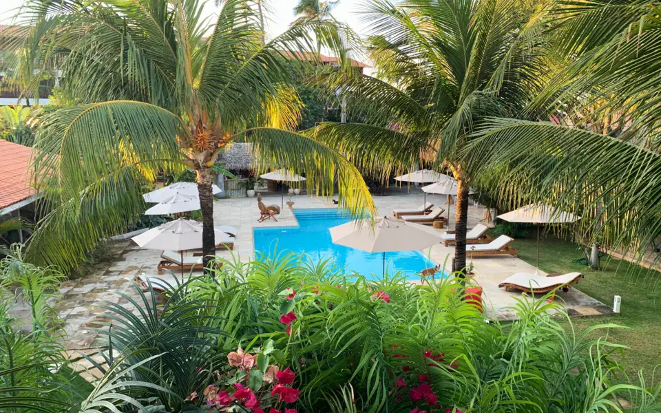 Piscine et jardin tropical de l'hôtel