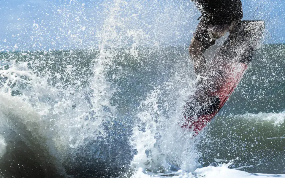 Kitesurfeur en saut dans les vagues
