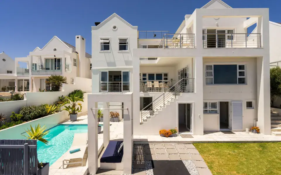 Façade de la maison avec terrasses et piscine