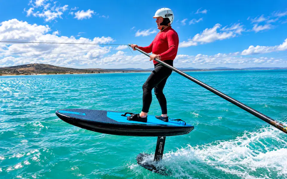 Cours de foil tracté derrière un bateau