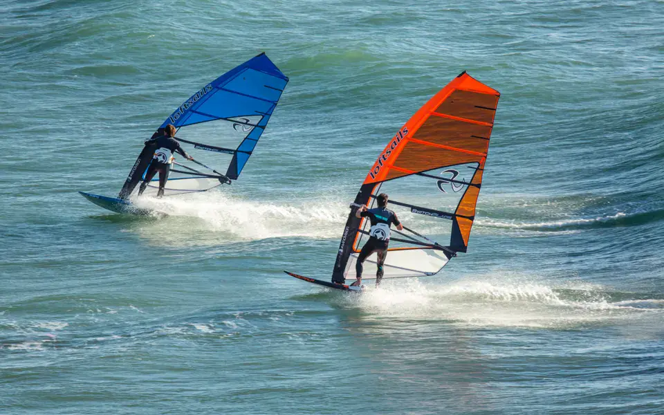 Deux windsurfeurs en navigation