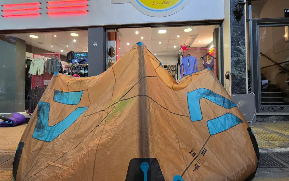 Devanture du magasin avec un kite exposé