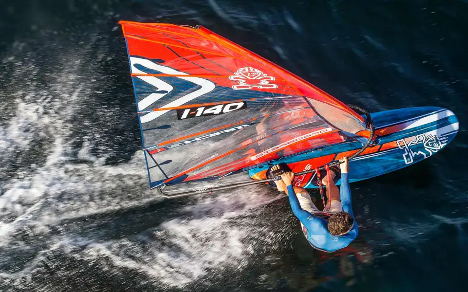 Windsurfeur vu du ciel en navigation