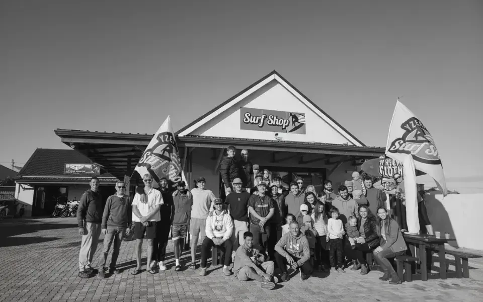 Groupe devant la façade du surf shop (noir et blanc)