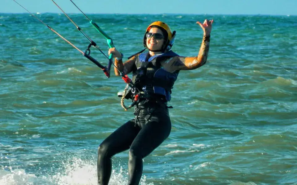 Kitesurfeur en navigation avec casque