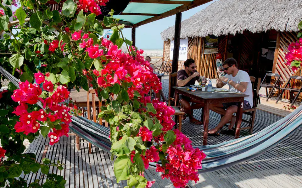 Terrasse de la pousada avec hamac et fleurs