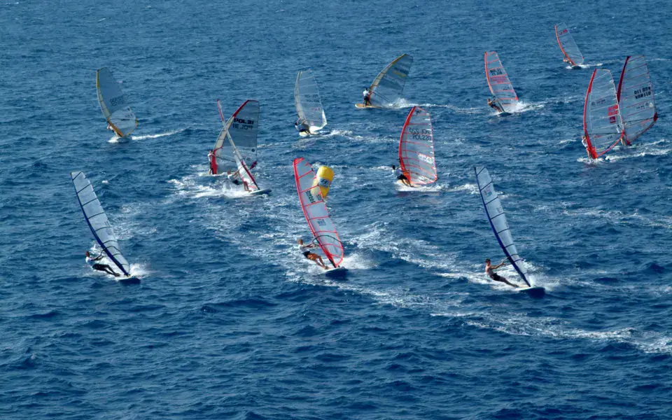 Flotte de windsurfeurs en régate