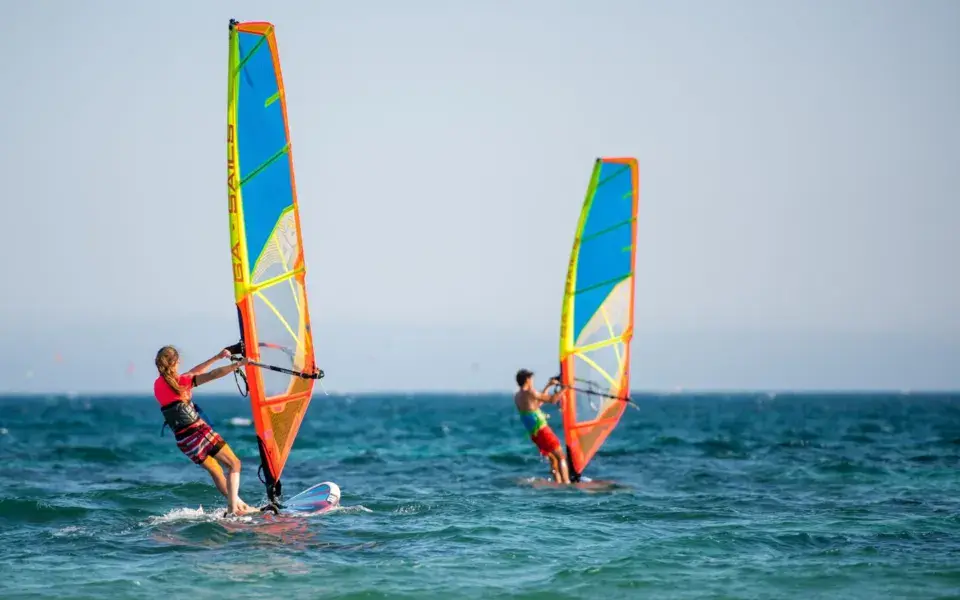 Deux windsurfeurs en navigation