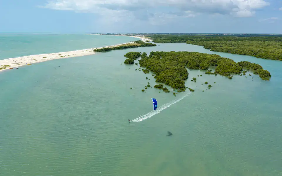 Vue aérienne d'une lagune avec un kitesurfeur
