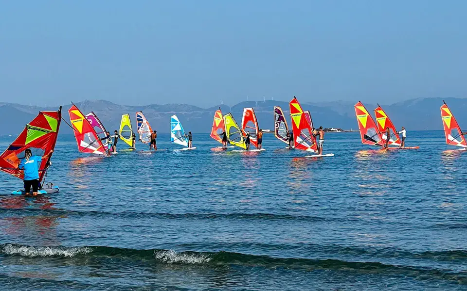 Flotte de windsurfeurs sur l'eau