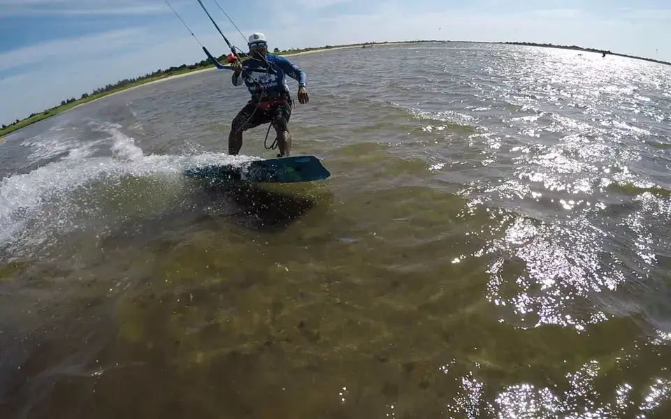 Kitesurfeur sur l'eau peu profonde