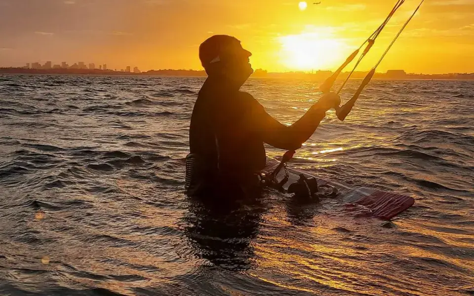 Pratique du wing foil sur la plage