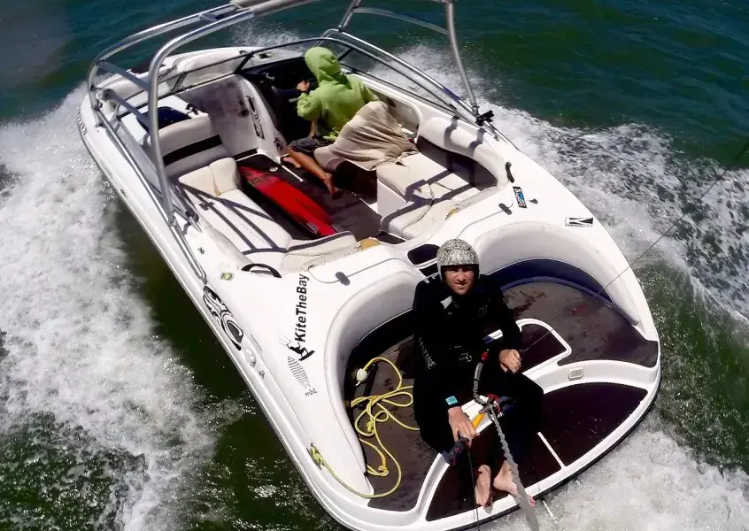 Bateau de soutien Windseeker lors d'un cours de foil derrière le bateau