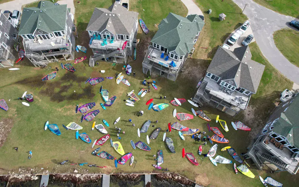 Vue aérienne de matériel de windsurf et de kite étalé sur une pelouse