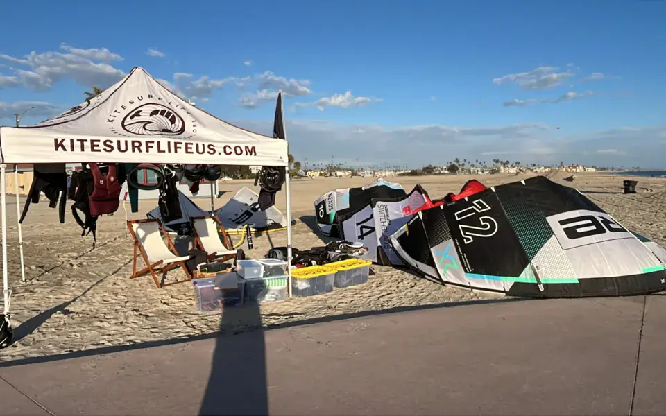 Stand de l'école sur la plage, avec kites et matériel