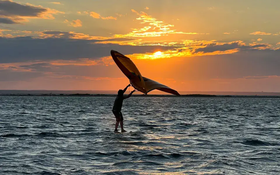 Pratique du wing foil au coucher du soleil