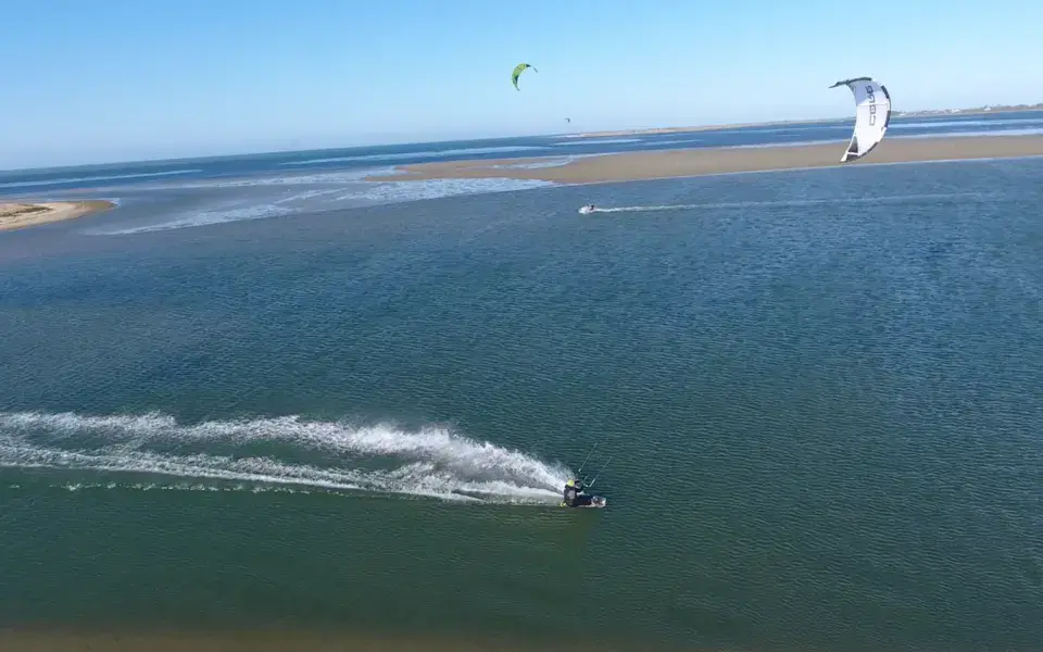 Kitesurfeurs sur l'eau, vue aérienne