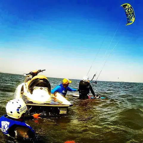 Élèves et moniteurs avec un jet-ski de suivi dans l'eau peu profonde