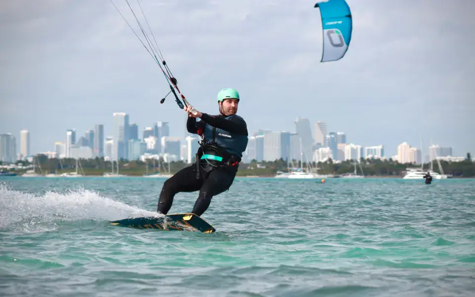 Kitesurfeur sur l'eau plate de la baie, skyline de Miami en arrière-plan