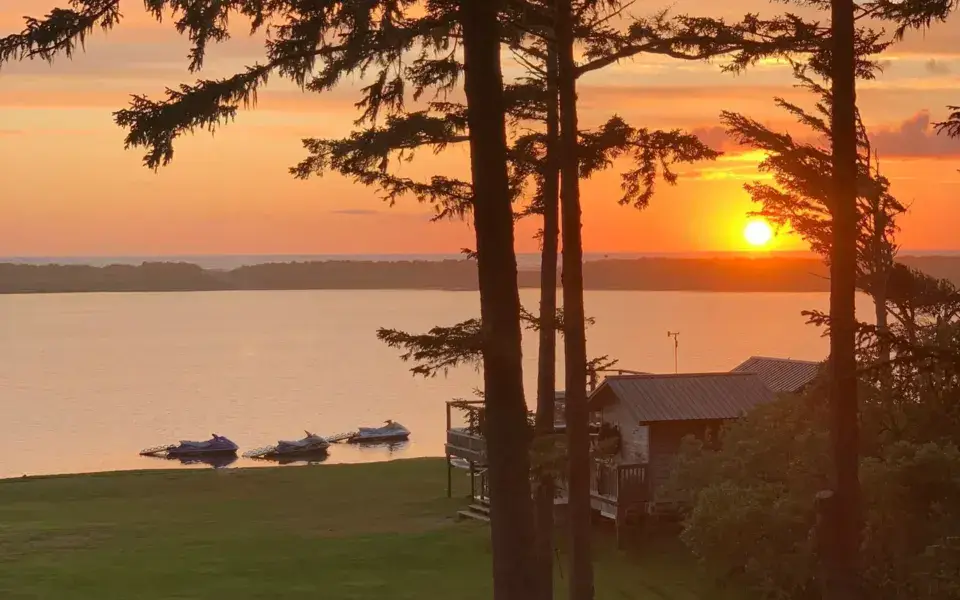 Coucher de soleil sur le lac, avec le bâtiment au bord de l'eau